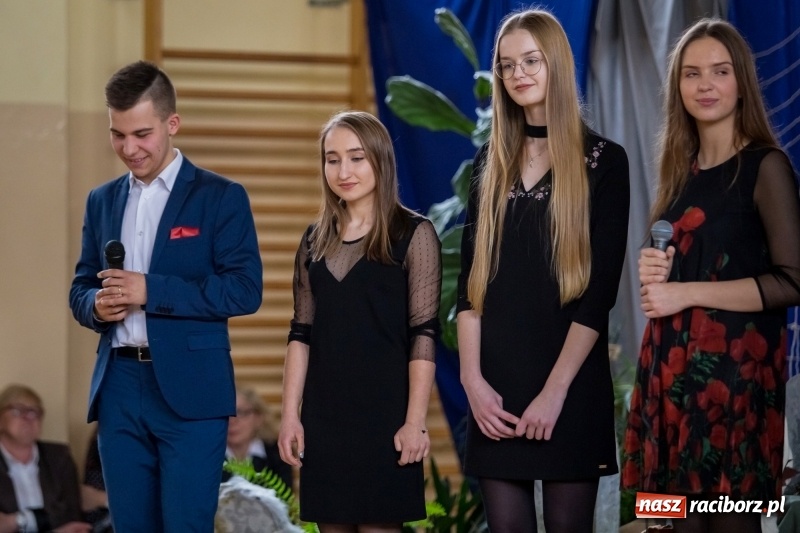 Zdjęcie w galerii na portalu naszraciborz.pl: II LO świętowało Dzień Patrona Szkoły. W przedstawieniu wystąpili zarówno uczniowie, jak i nauczyciele  wiadomości z regionu