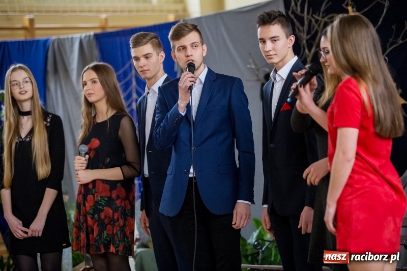 Zdjęcie w galerii na portalu naszraciborz.pl: II LO świętowało Dzień Patrona Szkoły. W przedstawieniu wystąpili zarówno uczniowie, jak i nauczyciele  wiadomości z regionu