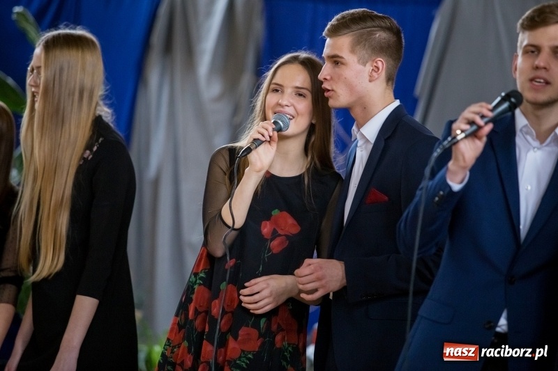 Zdjęcie w galerii na portalu naszraciborz.pl: II LO świętowało Dzień Patrona Szkoły. W przedstawieniu wystąpili zarówno uczniowie, jak i nauczyciele  wiadomości z regionu
