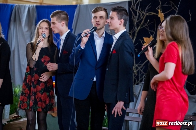 Zdjęcie w galerii na portalu naszraciborz.pl: II LO świętowało Dzień Patrona Szkoły. W przedstawieniu wystąpili zarówno uczniowie, jak i nauczyciele  wiadomości z regionu