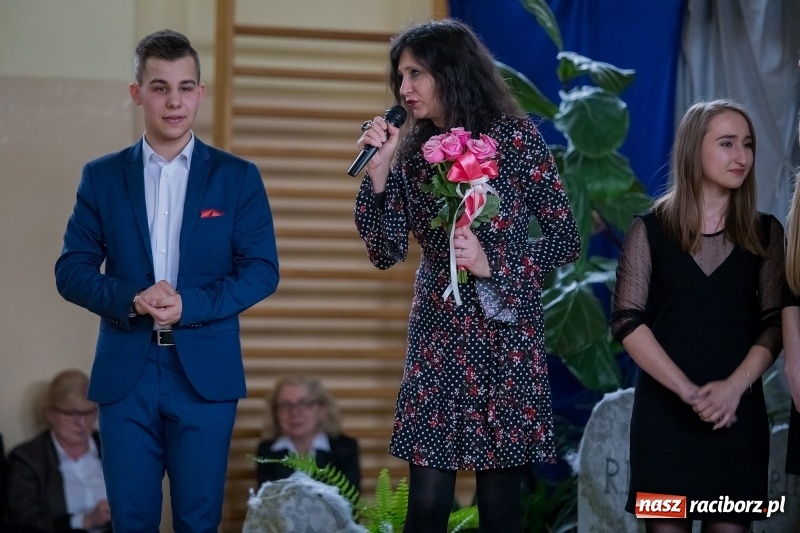Zdjęcie w galerii na portalu naszraciborz.pl: II LO świętowało Dzień Patrona Szkoły. W przedstawieniu wystąpili zarówno uczniowie, jak i nauczyciele  wiadomości z regionu