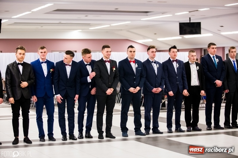 Zdjęcie w galerii na portalu naszraciborz.pl: Ekonomik bawi się na studniówce w Zakrzowie wiadomości z regionu