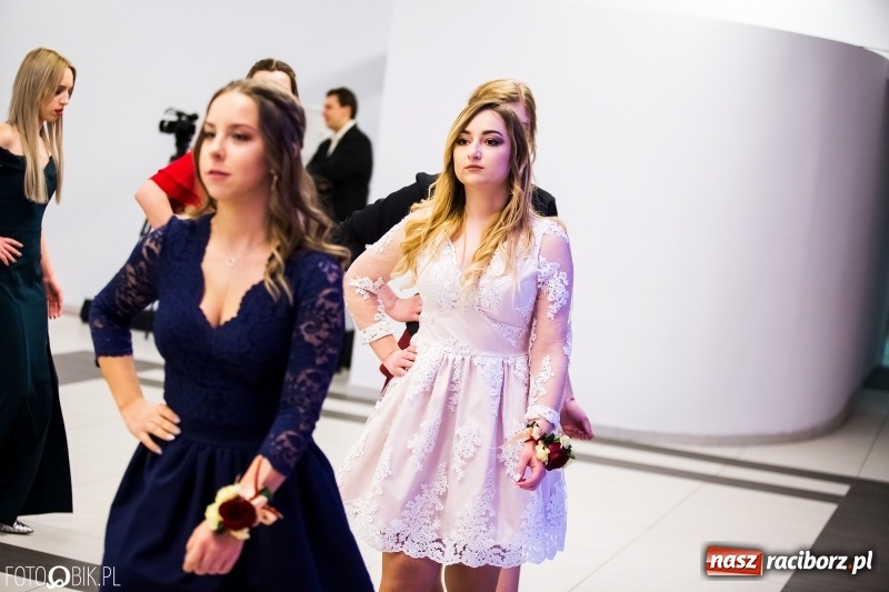 Zdjęcie w galerii na portalu naszraciborz.pl: Ekonomik bawi się na studniówce w Zakrzowie wiadomości z regionu