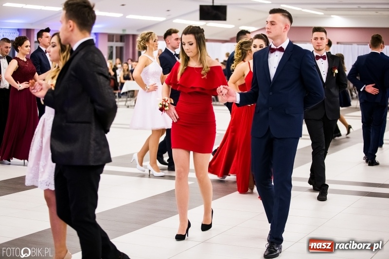 Zdjęcie w galerii na portalu naszraciborz.pl: Ekonomik bawi się na studniówce w Zakrzowie wiadomości z regionu