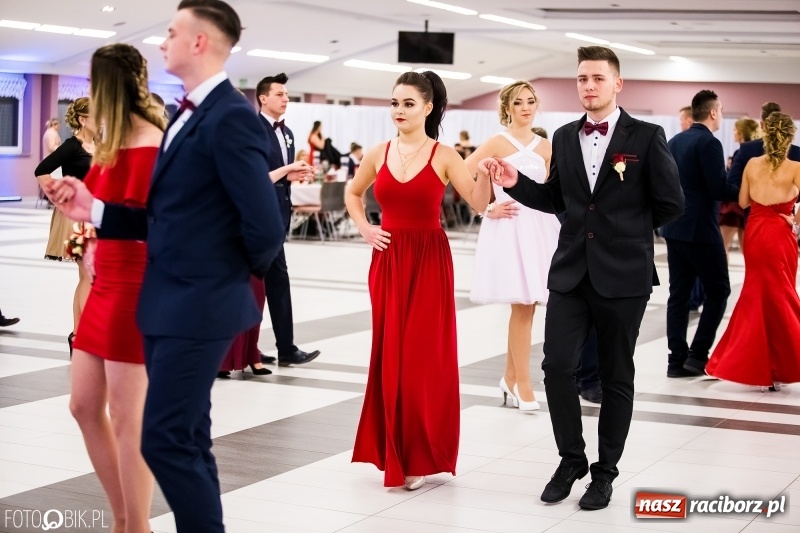 Zdjęcie w galerii na portalu naszraciborz.pl: Ekonomik bawi się na studniówce w Zakrzowie wiadomości z regionu