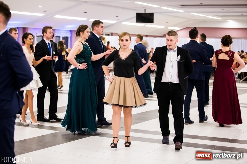 Zdjęcie w galerii na portalu naszraciborz.pl: Ekonomik bawi się na studniówce w Zakrzowie wiadomości z regionu