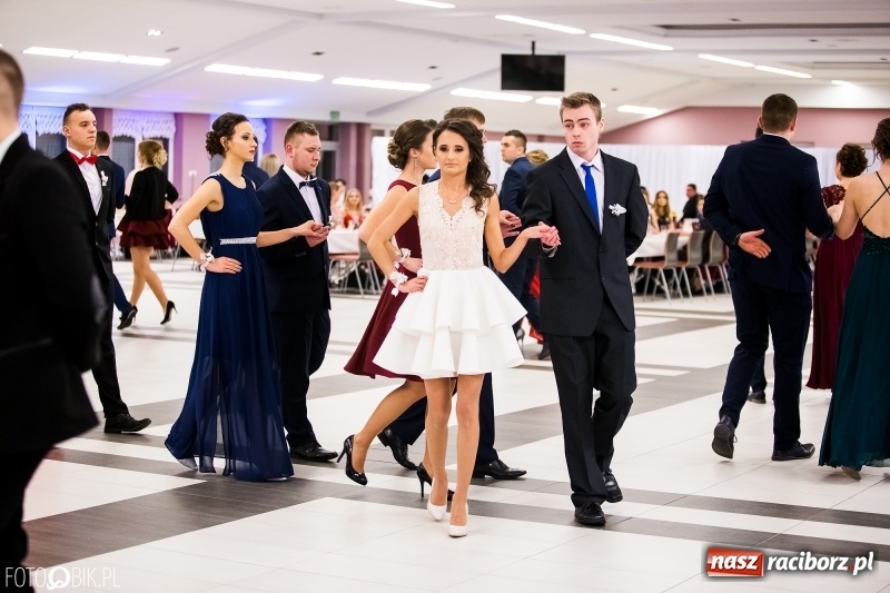 Zdjęcie w galerii na portalu naszraciborz.pl: Ekonomik bawi się na studniówce w Zakrzowie wiadomości z regionu