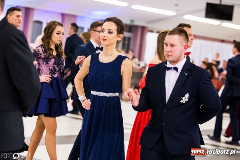 Zdjęcie w galerii na portalu naszraciborz.pl: Ekonomik bawi się na studniówce w Zakrzowie wiadomości z regionu