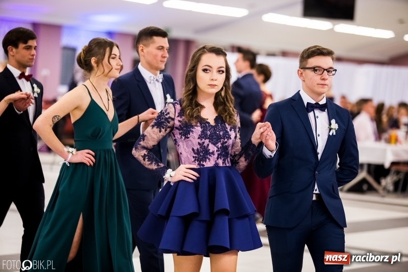 Zdjęcie w galerii na portalu naszraciborz.pl: Ekonomik bawi się na studniówce w Zakrzowie wiadomości z regionu