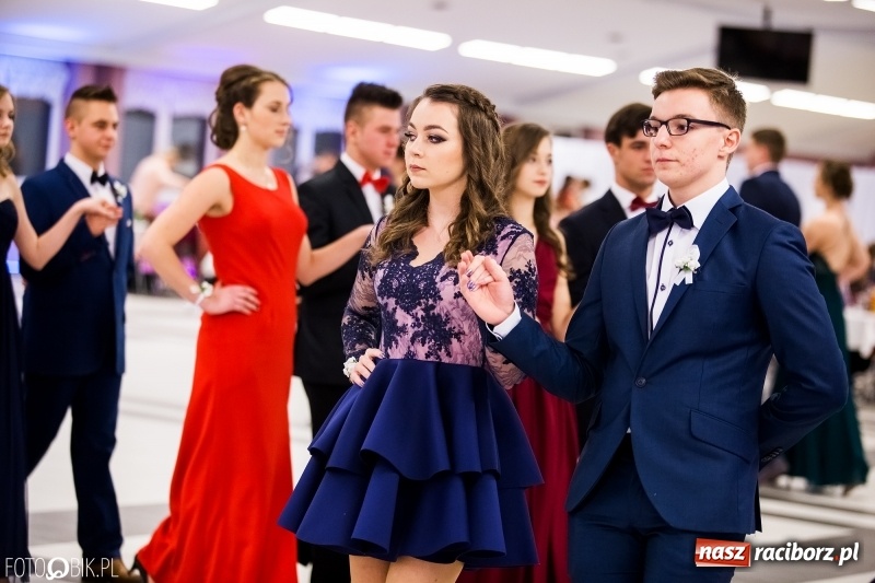 Zdjęcie w galerii na portalu naszraciborz.pl: Ekonomik bawi się na studniówce w Zakrzowie wiadomości z regionu