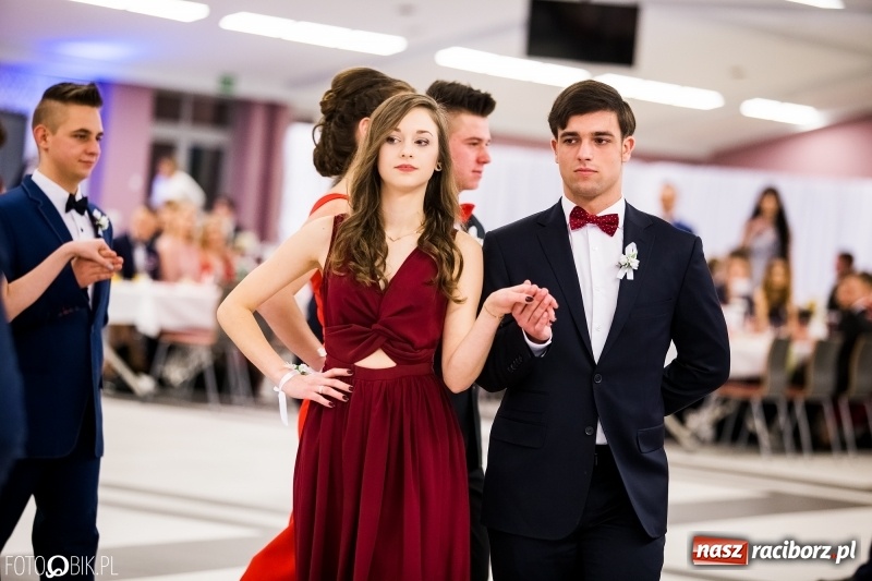 Zdjęcie w galerii na portalu naszraciborz.pl: Ekonomik bawi się na studniówce w Zakrzowie wiadomości z regionu