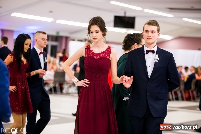 Zdjęcie w galerii na portalu naszraciborz.pl: Ekonomik bawi się na studniówce w Zakrzowie wiadomości z regionu