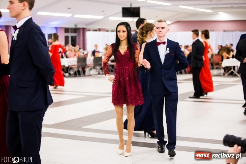 Zdjęcie w galerii na portalu naszraciborz.pl: Ekonomik bawi się na studniówce w Zakrzowie wiadomości z regionu