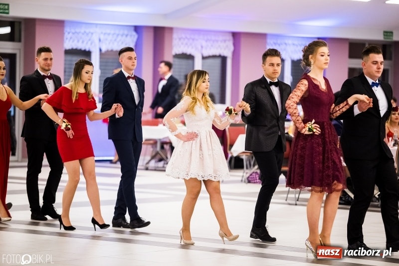 Zdjęcie w galerii na portalu naszraciborz.pl: Ekonomik bawi się na studniówce w Zakrzowie wiadomości z regionu