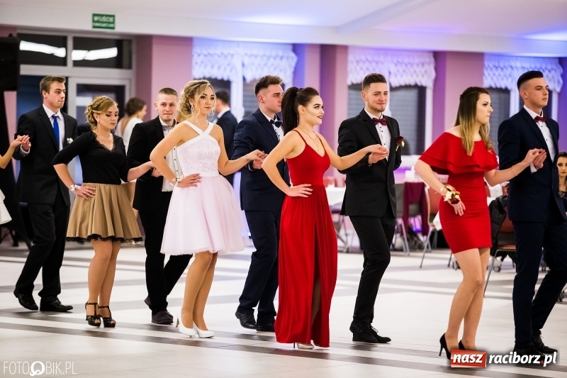 Zdjęcie w galerii na portalu naszraciborz.pl: Ekonomik bawi się na studniówce w Zakrzowie wiadomości z regionu