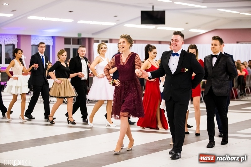 Zdjęcie w galerii na portalu naszraciborz.pl: Ekonomik bawi się na studniówce w Zakrzowie wiadomości z regionu