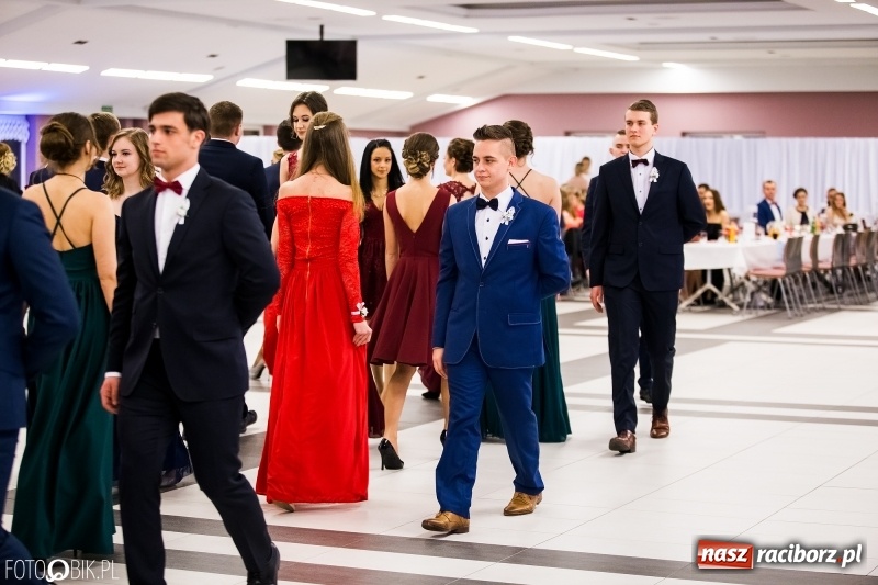 Zdjęcie w galerii na portalu naszraciborz.pl: Ekonomik bawi się na studniówce w Zakrzowie wiadomości z regionu