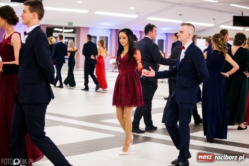 Zdjęcie w galerii na portalu naszraciborz.pl: Ekonomik bawi się na studniówce w Zakrzowie wiadomości z regionu