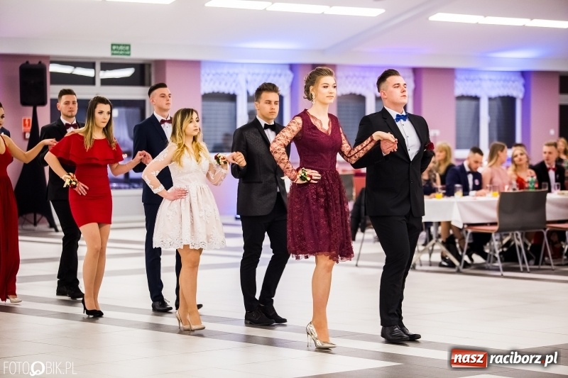 Zdjęcie w galerii na portalu naszraciborz.pl: Ekonomik bawi się na studniówce w Zakrzowie wiadomości z regionu