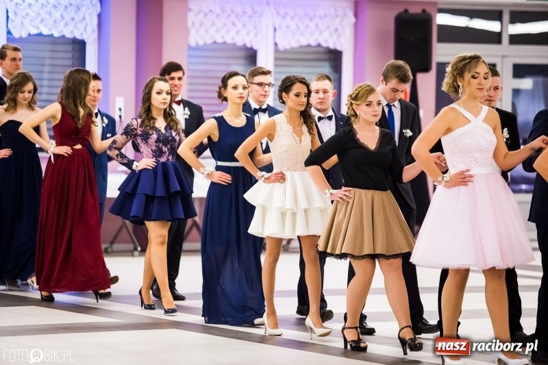 Zdjęcie w galerii na portalu naszraciborz.pl: Ekonomik bawi się na studniówce w Zakrzowie wiadomości z regionu