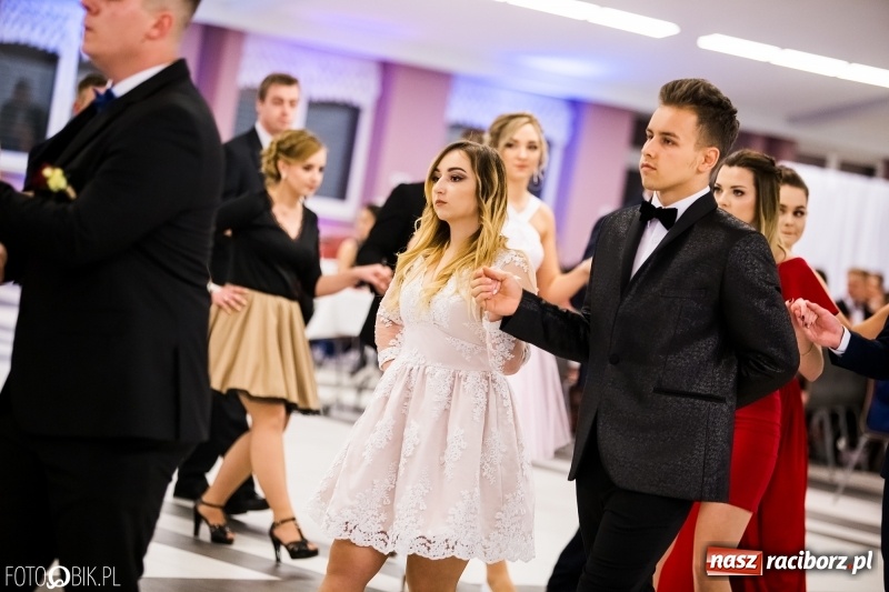 Zdjęcie w galerii na portalu naszraciborz.pl: Ekonomik bawi się na studniówce w Zakrzowie wiadomości z regionu