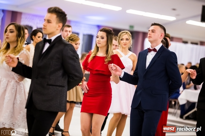 Zdjęcie w galerii na portalu naszraciborz.pl: Ekonomik bawi się na studniówce w Zakrzowie wiadomości z regionu