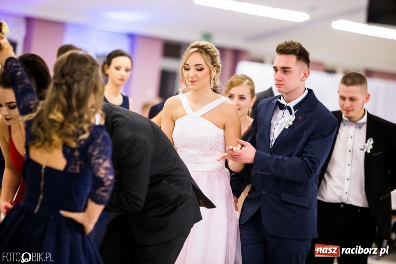 Zdjęcie w galerii na portalu naszraciborz.pl: Ekonomik bawi się na studniówce w Zakrzowie wiadomości z regionu