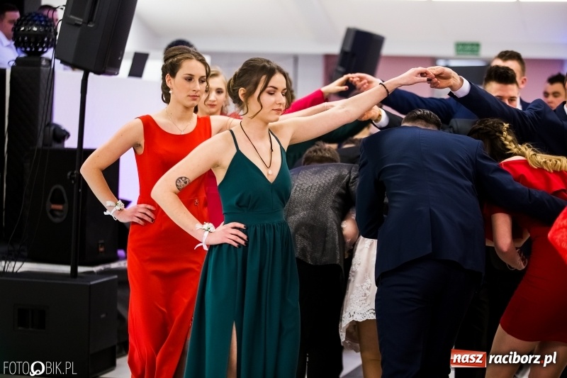 Zdjęcie w galerii na portalu naszraciborz.pl: Ekonomik bawi się na studniówce w Zakrzowie wiadomości z regionu