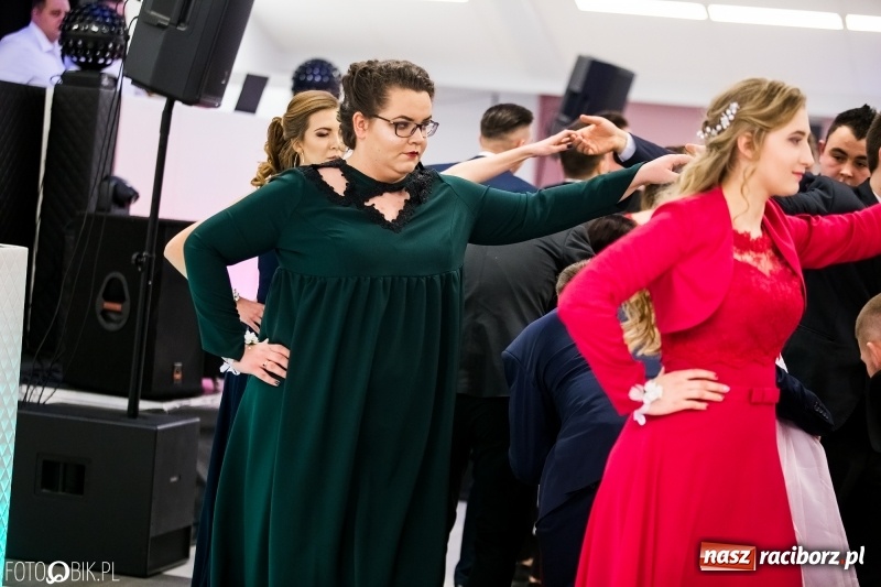 Zdjęcie w galerii na portalu naszraciborz.pl: Ekonomik bawi się na studniówce w Zakrzowie wiadomości z regionu