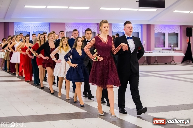 Zdjęcie w galerii na portalu naszraciborz.pl: Ekonomik bawi się na studniówce w Zakrzowie wiadomości z regionu