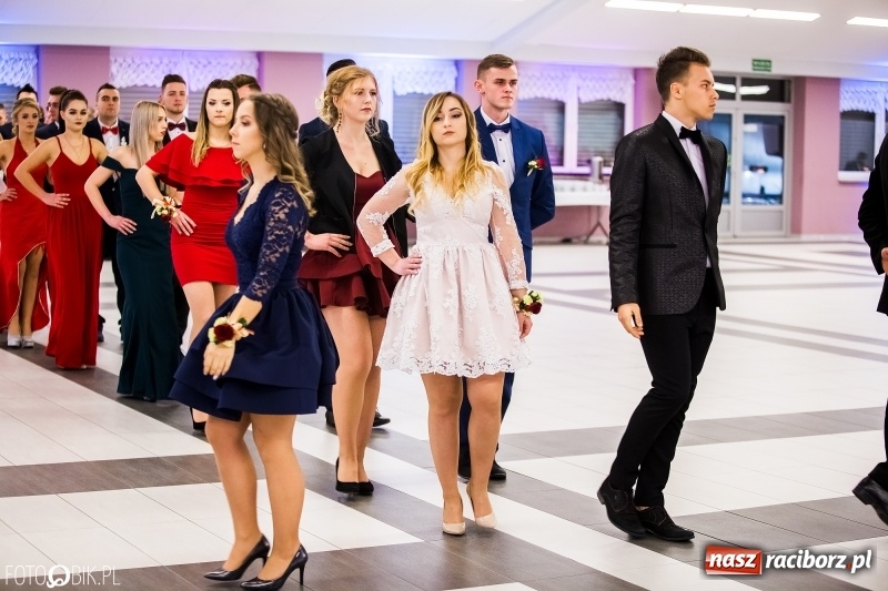 Zdjęcie w galerii na portalu naszraciborz.pl: Ekonomik bawi się na studniówce w Zakrzowie wiadomości z regionu