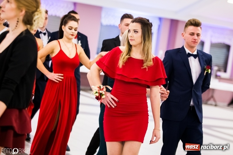 Zdjęcie w galerii na portalu naszraciborz.pl: Ekonomik bawi się na studniówce w Zakrzowie wiadomości z regionu