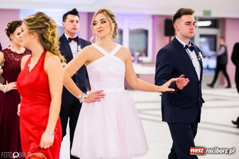 Zdjęcie w galerii na portalu naszraciborz.pl: Ekonomik bawi się na studniówce w Zakrzowie wiadomości z regionu