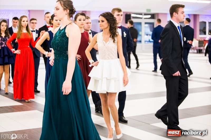 Zdjęcie w galerii na portalu naszraciborz.pl: Ekonomik bawi się na studniówce w Zakrzowie wiadomości z regionu