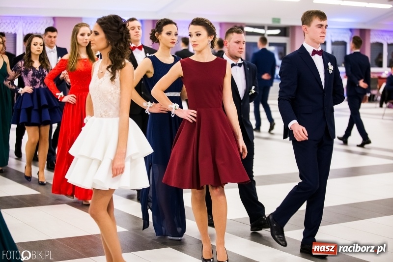 Zdjęcie w galerii na portalu naszraciborz.pl: Ekonomik bawi się na studniówce w Zakrzowie wiadomości z regionu