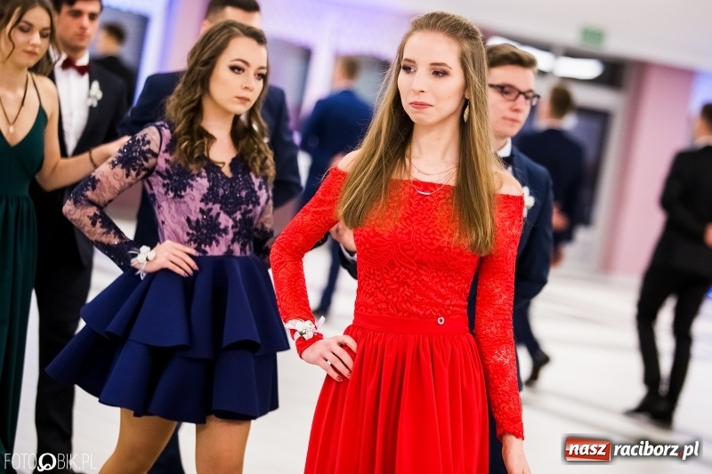 Zdjęcie w galerii na portalu naszraciborz.pl: Ekonomik bawi się na studniówce w Zakrzowie wiadomości z regionu