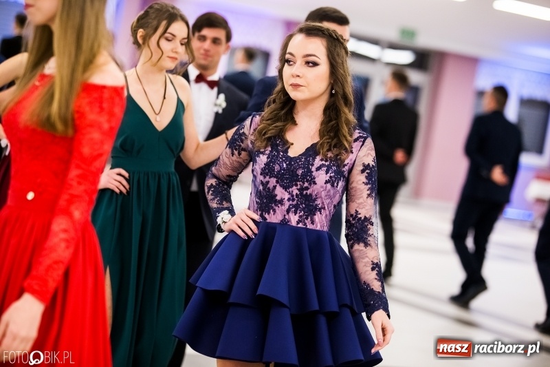 Zdjęcie w galerii na portalu naszraciborz.pl: Ekonomik bawi się na studniówce w Zakrzowie wiadomości z regionu