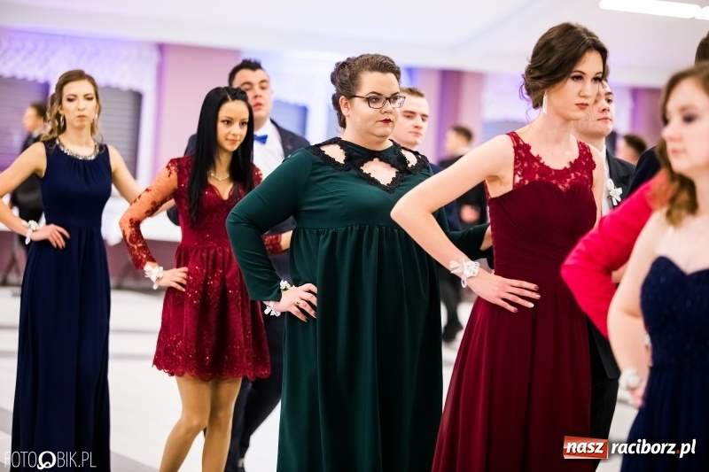 Zdjęcie w galerii na portalu naszraciborz.pl: Ekonomik bawi się na studniówce w Zakrzowie wiadomości z regionu