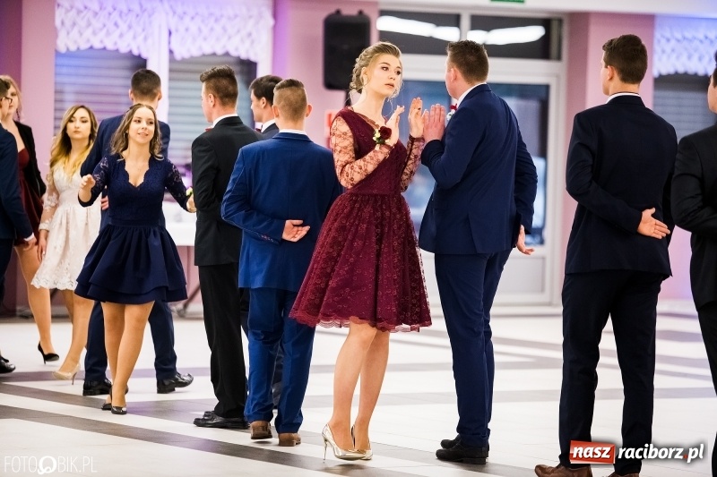 Zdjęcie w galerii na portalu naszraciborz.pl: Ekonomik bawi się na studniówce w Zakrzowie wiadomości z regionu