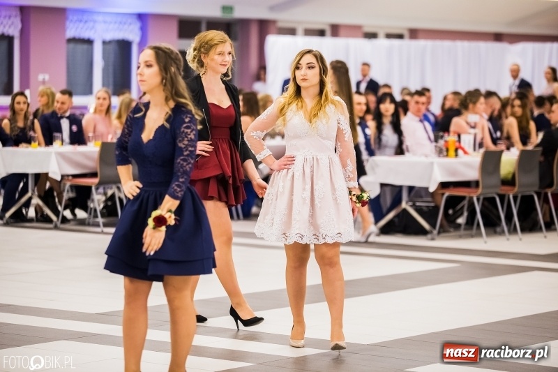 Zdjęcie w galerii na portalu naszraciborz.pl: Ekonomik bawi się na studniówce w Zakrzowie wiadomości z regionu