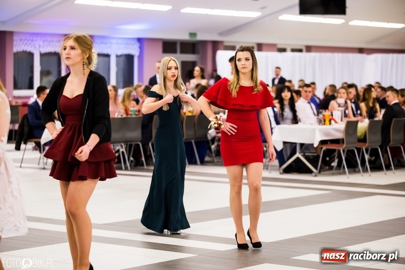 Zdjęcie w galerii na portalu naszraciborz.pl: Ekonomik bawi się na studniówce w Zakrzowie wiadomości z regionu