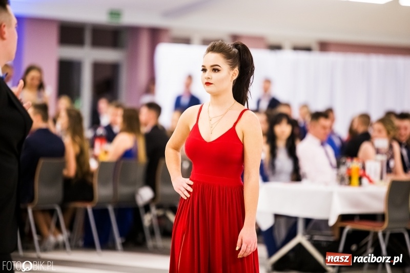 Zdjęcie w galerii na portalu naszraciborz.pl: Ekonomik bawi się na studniówce w Zakrzowie wiadomości z regionu