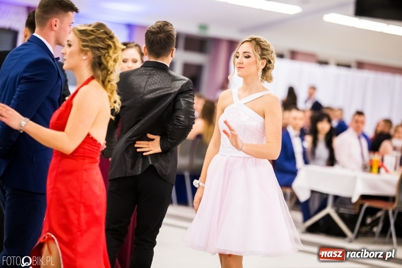 Zdjęcie w galerii na portalu naszraciborz.pl: Ekonomik bawi się na studniówce w Zakrzowie wiadomości z regionu