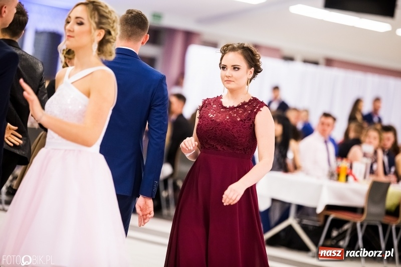 Zdjęcie w galerii na portalu naszraciborz.pl: Ekonomik bawi się na studniówce w Zakrzowie wiadomości z regionu