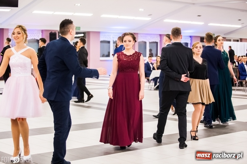 Zdjęcie w galerii na portalu naszraciborz.pl: Ekonomik bawi się na studniówce w Zakrzowie wiadomości z regionu