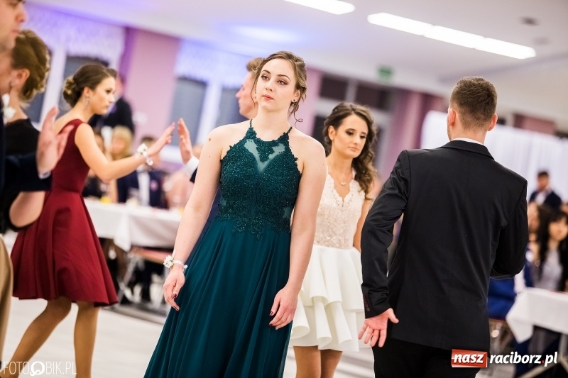 Zdjęcie w galerii na portalu naszraciborz.pl: Ekonomik bawi się na studniówce w Zakrzowie wiadomości z regionu