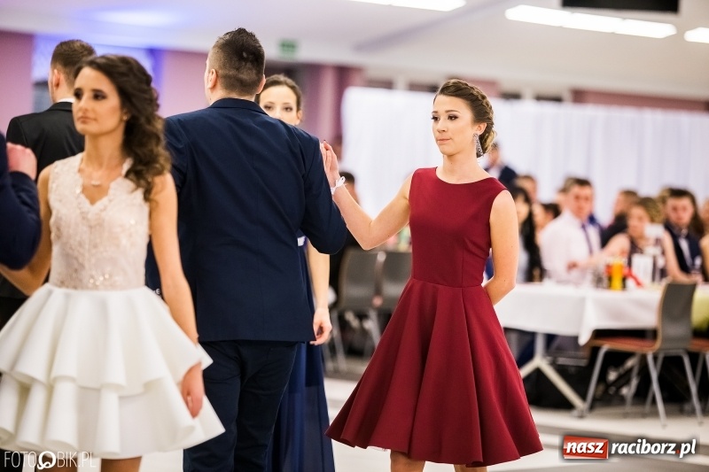 Zdjęcie w galerii na portalu naszraciborz.pl: Ekonomik bawi się na studniówce w Zakrzowie wiadomości z regionu