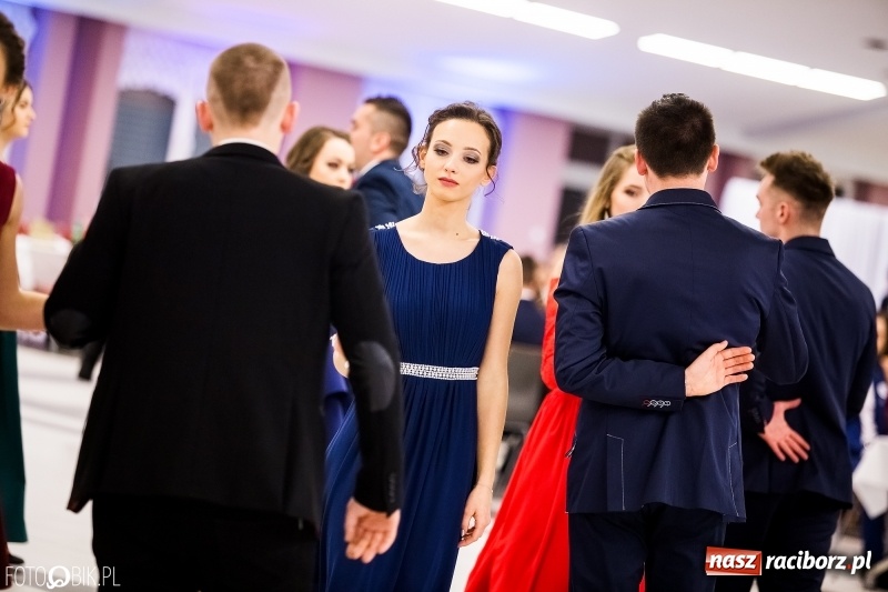 Zdjęcie w galerii na portalu naszraciborz.pl: Ekonomik bawi się na studniówce w Zakrzowie wiadomości z regionu