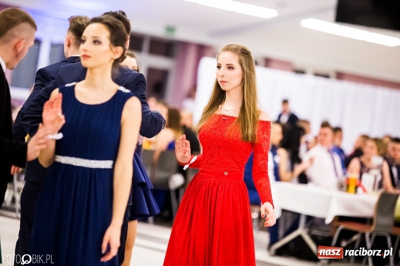 Zdjęcie w galerii na portalu naszraciborz.pl: Ekonomik bawi się na studniówce w Zakrzowie wiadomości z regionu