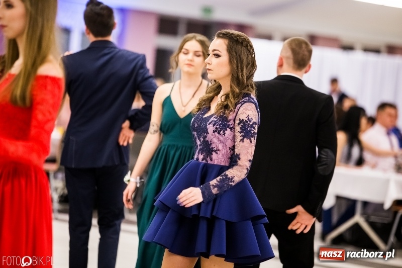 Zdjęcie w galerii na portalu naszraciborz.pl: Ekonomik bawi się na studniówce w Zakrzowie wiadomości z regionu